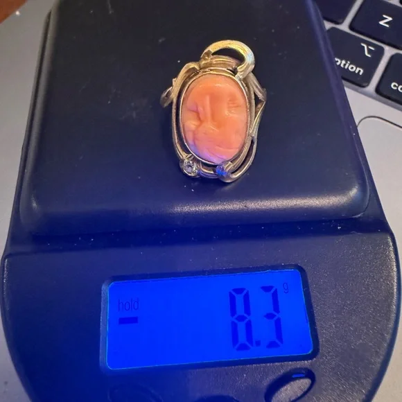 Estate yellow Gold diamond and Coral Cameo Ring 8.3 grams - Picture 3 of 7